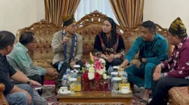 Bupati Dharmasraya Annisa Suci Ramadhani berdiskusi dengan Menteri Kebudayaan RI, Fadli Zon, Minggu (7/7/2025). (Foto: Pemkab Dharmasraya)