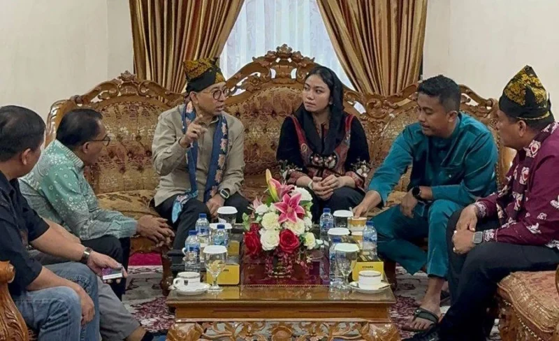 Bupati Dharmasraya Annisa Suci Ramadhani berdiskusi dengan Menteri Kebudayaan RI, Fadli Zon, Minggu (7/7/2025). (Foto: Pemkab Dharmasraya)