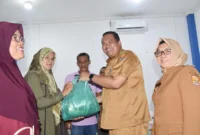 Wali Kota Pariaman Yota Balad menyerahkan bantuan paket bibit penyediaan dan penyaluran pangan pokok kepada 12 KWT di Kota Pariaman, Senin (7/7/2025). (Foto: Kominfo Pariaman)