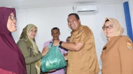 Wali Kota Pariaman Yota Balad menyerahkan bantuan paket bibit penyediaan dan penyaluran pangan pokok kepada 12 KWT di Kota Pariaman, Senin (7/7/2025). (Foto: Kominfo Pariaman)