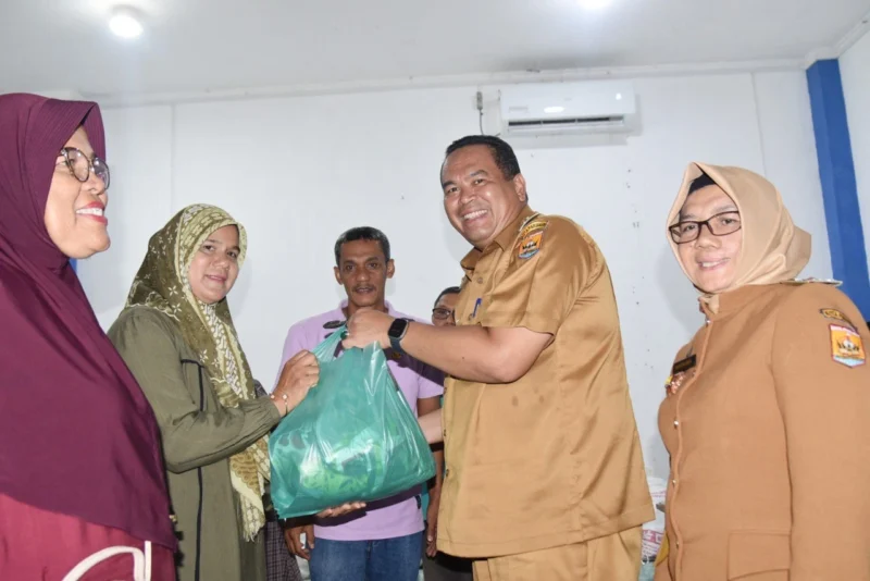 Wali Kota Pariaman Yota Balad menyerahkan bantuan paket bibit penyediaan dan penyaluran pangan pokok kepada 12 KWT di Kota Pariaman, Senin (7/7/2025). (Foto: Kominfo Pariaman)