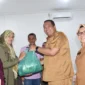 Wali Kota Pariaman Yota Balad menyerahkan bantuan paket bibit penyediaan dan penyaluran pangan pokok kepada 12 KWT di Kota Pariaman, Senin (7/7/2025). (Foto: Kominfo Pariaman)