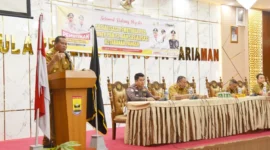 Wali Kota Pariaman Yota Balad membuka Sosialisasi Pemutihan PKB dan Monev PBB-P2 di Aula Balai Kota Pariaman, Senin (7/7/2025). (Foto: Kominfo Pariaman)