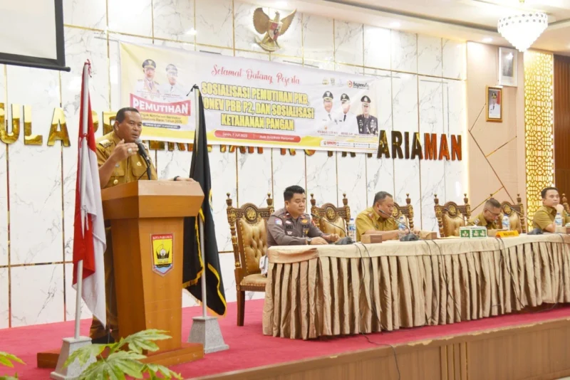 Wali Kota Pariaman Yota Balad membuka Sosialisasi Pemutihan PKB dan Monev PBB-P2 di Aula Balai Kota Pariaman, Senin (7/7/2025). (Foto: Kominfo Pariaman)