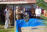 Kepala Dinas Perikanan dan Pangan Kota Padang, Alfiadi panen raya lele di kawasan Bukit Anak Air, Kelurahan Batipuh Panjang, Kecamatan Koto Tangah, Selasa (8/7/2025). (Foto: Diskominfo Padang)