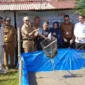 Kepala Dinas Perikanan dan Pangan Kota Padang, Alfiadi panen raya lele di kawasan Bukit Anak Air, Kelurahan Batipuh Panjang, Kecamatan Koto Tangah, Selasa (8/7/2025). (Foto: Diskominfo Padang)