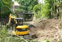 Pemko Padang mengeruk Sungai Pampangan sebagai solusi banjir rutin di Lubuk Begalung. (Foto: Diskominfo Padang)