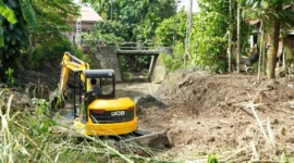 Pemko Padang mengeruk Sungai Pampangan sebagai solusi banjir rutin di Lubuk Begalung. (Foto: Diskominfo Padang)