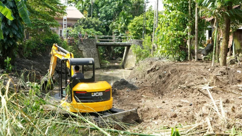 Pemko Padang mengeruk Sungai Pampangan sebagai solusi banjir rutin di Lubuk Begalung. (Foto: Diskominfo Padang)