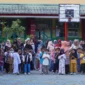 Para orang tua bersama anak-anaknya saat penyerahan seragam sekolah gratis di SDN 03 Alai, Kecamatan Padang Utara, Jumat (11/7/2025). (Foto: Diskominfo Padang)