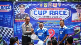 Aajang Bupati Tanah Datar Cup Race Series 2025 resmi dibuka di Sirkuit Non Permanen Lapangan Cindua Mato Batusangkar, Minggu (13/7/2025). (Foto: Prokopim Tanah Datar)