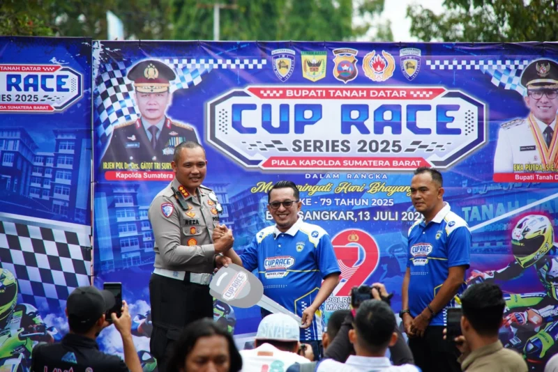 Aajang Bupati Tanah Datar Cup Race Series 2025 resmi dibuka di Sirkuit Non Permanen Lapangan Cindua Mato Batusangkar, Minggu (13/7/2025). (Foto: Prokopim Tanah Datar)
