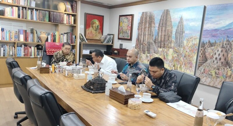 Wali Kota Pariaman Yota Balad makan siang bersama Menbud RI Fadli Zon di Jakarta, Selasa (8/7/2025). (Foto: Kominfo Pariaman)