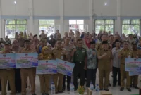 Wawako Padang Maigus Nasir menyalurkan dana operasional RT/RW, guru TPQ/TQA, guru MDTA/MDTW, imam masjid, kader posyandu, dan kader PAUD se-Kecamatan Lubeg, Selasa (8/7/2025). (Foto: Diskominfo Padang)