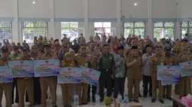 Wawako Padang Maigus Nasir menyalurkan dana operasional RT/RW, guru TPQ/TQA, guru MDTA/MDTW, imam masjid, kader posyandu, dan kader PAUD se-Kecamatan Lubeg, Selasa (8/7/2025). (Foto: Diskominfo Padang)