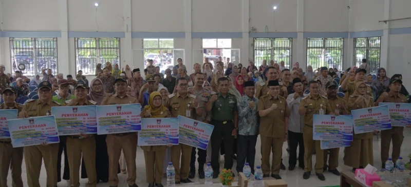 Wawako Padang Maigus Nasir menyalurkan dana operasional RT/RW, guru TPQ/TQA, guru MDTA/MDTW, imam masjid, kader posyandu, dan kader PAUD se-Kecamatan Lubeg, Selasa (8/7/2025). (Foto: Diskominfo Padang)