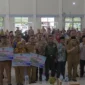 Wawako Padang Maigus Nasir menyalurkan dana operasional RT/RW, guru TPQ/TQA, guru MDTA/MDTW, imam masjid, kader posyandu, dan kader PAUD se-Kecamatan Lubeg, Selasa (8/7/2025). (Foto: Diskominfo Padang)