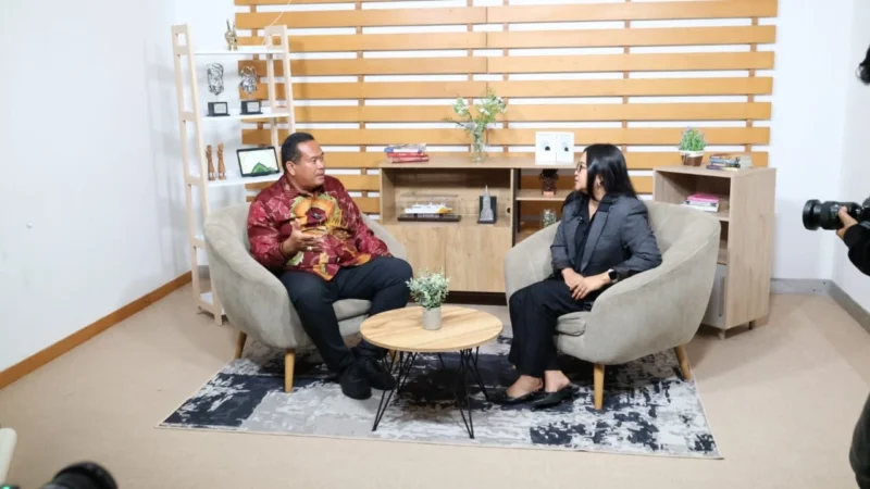 Wali Kota Pariaman, Yota Balad, menjadi narasumber dalam program nasional “Nusa Raya” yang diproduksi Kompas Gramedia pada Rabu (9/7/2025). (Foto: Kominfo Pariaman)