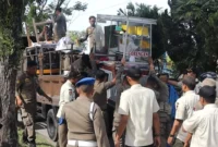 Satpol PP Padang menertibkan lapak pedagang di kawasan Jalan Adinegoro, Kelurahan Tabing, Kecamatan Koto Tangah, Kamis (10/7/2025) pagi. (Foto: Humas Satpol PP Padang)