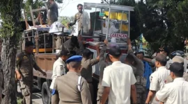 Satpol PP Padang menertibkan lapak pedagang di kawasan Jalan Adinegoro, Kelurahan Tabing, Kecamatan Koto Tangah, Kamis (10/7/2025) pagi. (Foto: Humas Satpol PP Padang)