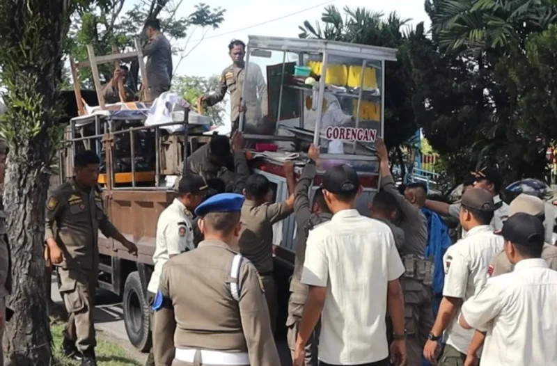 Satpol PP Padang menertibkan lapak pedagang di kawasan Jalan Adinegoro, Kelurahan Tabing, Kecamatan Koto Tangah, Kamis (10/7/2025) pagi. (Foto: Humas Satpol PP Padang)