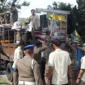 Satpol PP Padang menertibkan lapak pedagang di kawasan Jalan Adinegoro, Kelurahan Tabing, Kecamatan Koto Tangah, Kamis (10/7/2025) pagi. (Foto: Humas Satpol PP Padang)