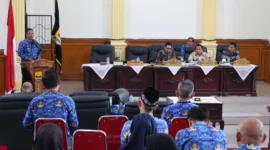 Wawako Pariaman, Mulyadi menyampaikan tanggapannya terhadap pandangan akhir fraksi-fraksi DPRD Pariaman mengenai rancangan KUA dan PPAS APBD Pariaman 2025 di Ruang Rapat Utama DPRD Pariaman, Kamis (17/7/2025). (Foto: Kominfo Pariaman)