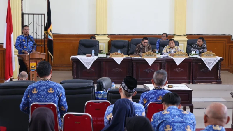 Wawako Pariaman, Mulyadi menyampaikan tanggapannya terhadap pandangan akhir fraksi-fraksi DPRD Pariaman mengenai rancangan KUA dan PPAS APBD Pariaman 2025 di Ruang Rapat Utama DPRD Pariaman, Kamis (17/7/2025). (Foto: Kominfo Pariaman)