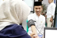 Wabup Solsel H. Yulian Efi melakukan pemeriksaan kesehatan di Puskesmas Muara Labuh, Jumat (11/7/2025). (Foto: Humas Pemkab Solsel) 