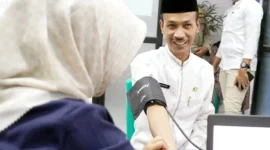 Wabup Solsel H. Yulian Efi melakukan pemeriksaan kesehatan di Puskesmas Muara Labuh, Jumat (11/7/2025). (Foto: Humas Pemkab Solsel) 
