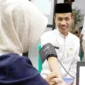 Wabup Solsel H. Yulian Efi melakukan pemeriksaan kesehatan di Puskesmas Muara Labuh, Jumat (11/7/2025). (Foto: Humas Pemkab Solsel) 