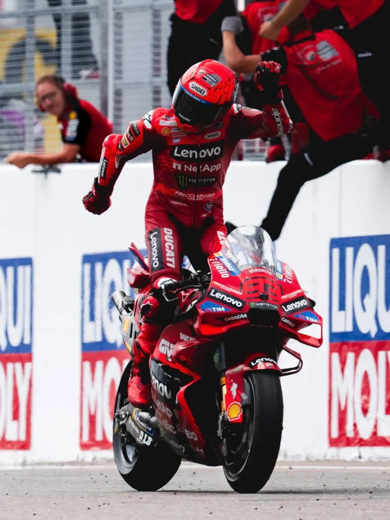 Marc Marquez melakukan selebrasi Aura Farming usai menangi MotoGP Jerman 2025, Minggu (13/7/2025). (Foto: IG @marcmarquez93)