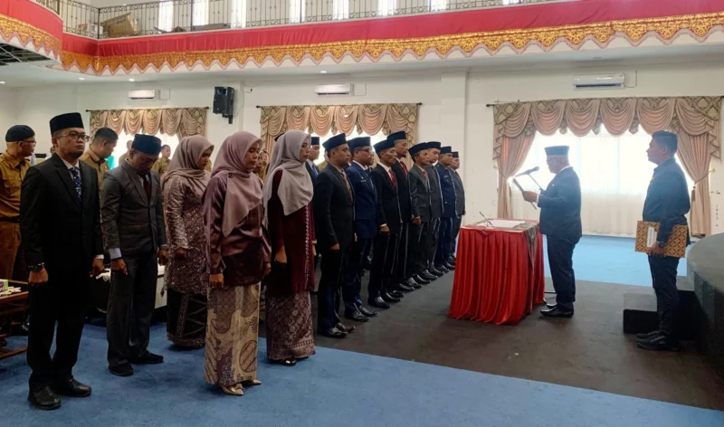 Bupati Pasbar, Yulianto melantik 20 pejabat di lingkungan Pemkab Pasbar di Aula Kantor Bupati, Senin (21/7/2025). (Foto: Diskominfo Pasbar)