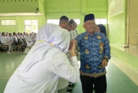 Kepala SMK SMAK Padang Nasir memberikan hadiah kepada siswa yang aktif bertanya. (Foto: Ist)