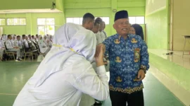Kepala SMK SMAK Padang Nasir memberikan hadiah kepada siswa yang aktif bertanya. (Foto: Ist)