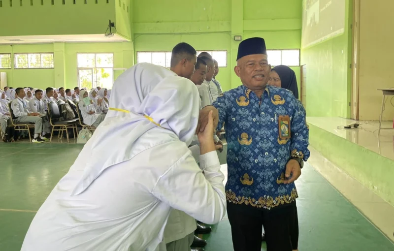 Kepala SMK SMAK Padang Nasir memberikan hadiah kepada siswa yang aktif bertanya. (Foto: Ist)