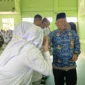 Kepala SMK SMAK Padang Nasir memberikan hadiah kepada siswa yang aktif bertanya. (Foto: Ist)