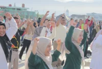 Ribuan pegawai Pemko Padang mengikuti senam massal di lantai atas Pasar Raya Fase VII, Rabu (9/7/2025). (Foto: Diskominfo Padang) 