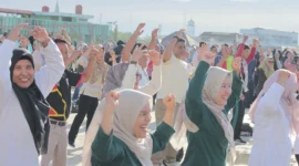 Ribuan pegawai Pemko Padang mengikuti senam massal di lantai atas Pasar Raya Fase VII, Rabu (9/7/2025). (Foto: Diskominfo Padang) 
