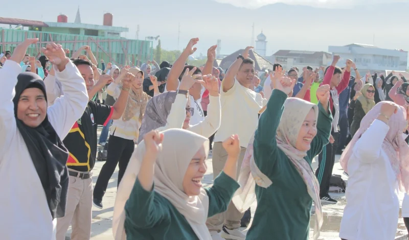 Ribuan pegawai Pemko Padang mengikuti senam massal di lantai atas Pasar Raya Fase VII, Rabu (9/7/2025). (Foto: Diskominfo Padang) 