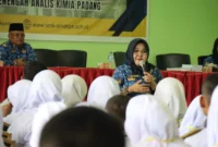 Kepala Perwakilan BKKBN Sumbar Mardalena Wati Yulia memberikan materi perundungan dan kekerasan seksual kepada siswa-siswi SMK SMAK Padang, Kamis (17/5/2025). (Foto: Ist)