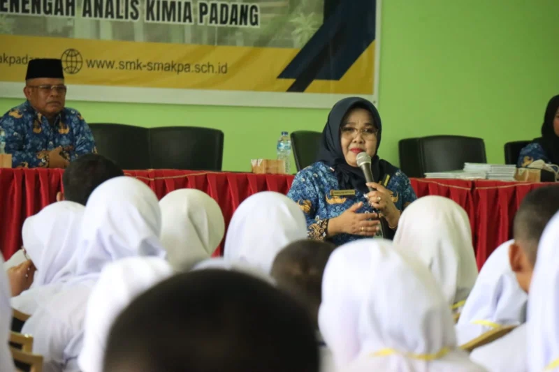 Kepala Perwakilan BKKBN Sumbar Mardalena Wati Yulia memberikan materi perundungan dan kekerasan seksual kepada siswa-siswi SMK SMAK Padang, Kamis (17/5/2025). (Foto: Ist)