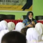 Kepala Perwakilan BKKBN Sumbar Mardalena Wati Yulia memberikan materi perundungan dan kekerasan seksual kepada siswa-siswi SMK SMAK Padang, Kamis (17/5/2025). (Foto: Ist)
