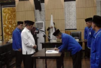 Kepala Kantor Kemenag Padang, Edy Oktafiandi mengukuhkan pengurus APRI Padang periode 2025–2029  di Ruang Abu Jaar, Balai Kota Padang, Aie Pacah, Rabu (16/7/2025). (Foto: Diskominfo Padang)