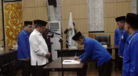 Kepala Kantor Kemenag Padang, Edy Oktafiandi mengukuhkan pengurus APRI Padang periode 2025–2029  di Ruang Abu Jaar, Balai Kota Padang, Aie Pacah, Rabu (16/7/2025). (Foto: Diskominfo Padang)