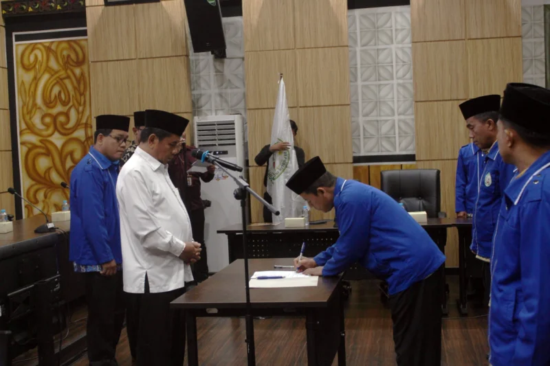 Kepala Kantor Kemenag Padang, Edy Oktafiandi mengukuhkan pengurus APRI Padang periode 2025–2029  di Ruang Abu Jaar, Balai Kota Padang, Aie Pacah, Rabu (16/7/2025). (Foto: Diskominfo Padang)