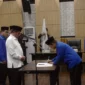 Kepala Kantor Kemenag Padang, Edy Oktafiandi mengukuhkan pengurus APRI Padang periode 2025–2029  di Ruang Abu Jaar, Balai Kota Padang, Aie Pacah, Rabu (16/7/2025). (Foto: Diskominfo Padang)