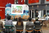 Fotografer senior Indonesia Arbain Rambey berbagi pengalaman bersama para fotografer di Gedung Youth Center Bagindo Aziz Chan. (Foto: Diskominfo Padang)