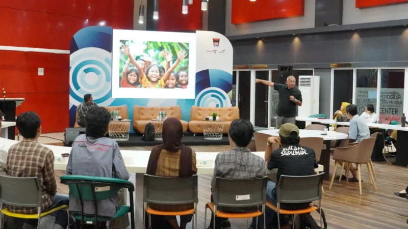 Fotografer senior Indonesia Arbain Rambey berbagi pengalaman bersama para fotografer di Gedung Youth Center Bagindo Aziz Chan. (Foto: Diskominfo Padang)