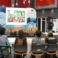 Fotografer senior Indonesia Arbain Rambey berbagi pengalaman bersama para fotografer di Gedung Youth Center Bagindo Aziz Chan. (Foto: Diskominfo Padang)